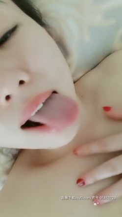 后妈好骚厨房里做饭让小哥抠逼吃奶，给小哥舔鸡巴，让最爱的小哥揉着奶子无套抽插，直接内射进骚逼真刺激 截图16