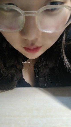 巨乳大学生下海~【小土豆】，宿舍直播~超级大奶子，正宗大学生，宿舍还有人，爽到喷水 截图2