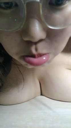 巨乳大学生下海~【小土豆】，宿舍直播~超级大奶子，正宗大学生，宿舍还有人，爽到喷水 截图6