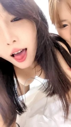 两男两女激情4P，精神小妹精神少妇，身穿丝袜，淫声荡语玩的花 截图15