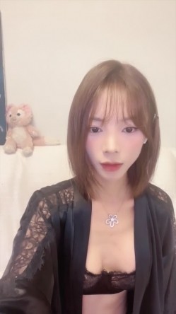 小模特业余兼职，【彩色的小熊宝宝】，细腰大奶，刚剃毛不久，闺房中自慰玩得飞起 截图6