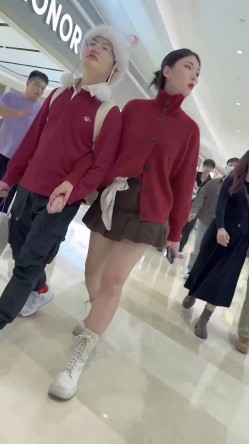 街拍抄底大神『KFC』反差眼镜妹极品御姐无内逛街露逼透毛 截图1