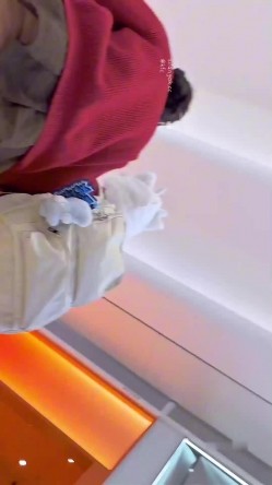 街拍抄底大神『KFC』反差眼镜妹极品御姐无内逛街露逼透毛 截图10