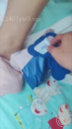 原创海角大神【干妈变成了情人】付费钻石贴集！和干妈在别人家门口过夜、车震 截图9