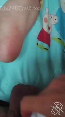原创海角大神【干妈变成了情人】付费钻石贴集！和干妈在别人家门口过夜、车震 截图10
