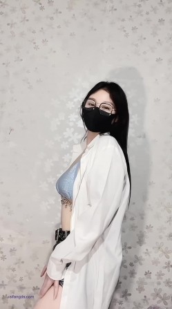 推特新晋裸舞福利姬 无刺榴莲 反差变装裸舞，身材属于略微的婴儿肥，舞姿也没的说 截图1