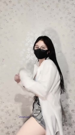推特新晋裸舞福利姬 无刺榴莲 反差变装裸舞，身材属于略微的婴儿肥，舞姿也没的说 截图6