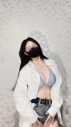 推特新晋裸舞福利姬 无刺榴莲 反差变装裸舞，身材属于略微的婴儿肥，舞姿也没的说 截图10