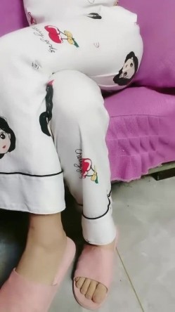 剧情演绎大哥不在家嫂子10天没做了，脱下睡裤掰穴到卧室开操，口交舔屌抬腿抽插猛操，后入大屁股一下下撞击 截图1