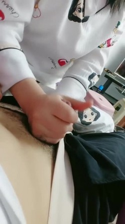 剧情演绎大哥不在家嫂子10天没做了，脱下睡裤掰穴到卧室开操，口交舔屌抬腿抽插猛操，后入大屁股一下下撞击 截图3