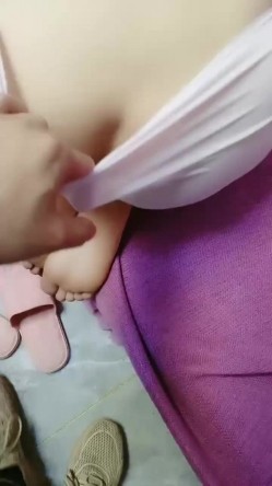 剧情演绎大哥不在家嫂子10天没做了，脱下睡裤掰穴到卧室开操，口交舔屌抬腿抽插猛操，后入大屁股一下下撞击 截图4