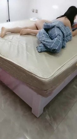 剧情演绎大哥不在家嫂子10天没做了，脱下睡裤掰穴到卧室开操，口交舔屌抬腿抽插猛操，后入大屁股一下下撞击 截图8