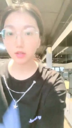 正宗大学生，【小野猫555】，暑假健身房洗澡~宿舍流白浆，旁边人来人往，玩得就是这份心跳刺激 截图3