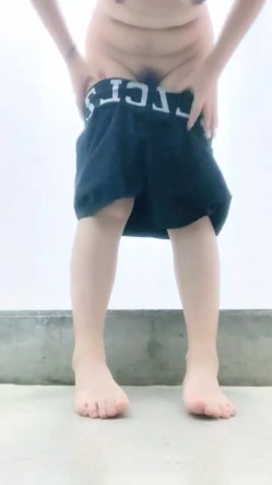 正宗大学生，【小野猫555】，暑假健身房洗澡~宿舍流白浆，旁边人来人往，玩得就是这份心跳刺激 截图6