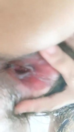 正宗大学生，【小野猫555】，暑假健身房洗澡~宿舍流白浆，旁边人来人往，玩得就是这份心跳刺激 截图12