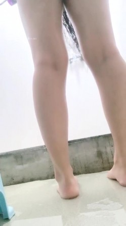 正宗大学生，【小野猫555】，暑假健身房洗澡~宿舍流白浆，旁边人来人往，玩得就是这份心跳刺激 截图13