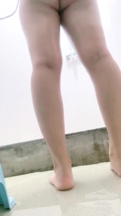 正宗大学生，【小野猫555】，暑假健身房洗澡~宿舍流白浆，旁边人来人往，玩得就是这份心跳刺激 截图14