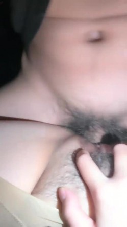 开着宝马王的小情侣，肉肉的女友带个眼镜卖力深喉户外车震无套啪啪疯狂舔逼 截图3