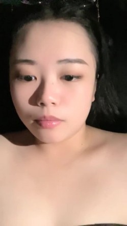 开着宝马王的小情侣，肉肉的女友带个眼镜卖力深喉户外车震无套啪啪疯狂舔逼 截图8