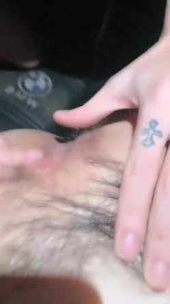 开着宝马王的小情侣，肉肉的女友带个眼镜卖力深喉户外车震无套啪啪疯狂舔逼 截图10