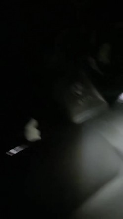 开着宝马王的小情侣，肉肉的女友带个眼镜卖力深喉户外车震无套啪啪疯狂舔逼 截图14