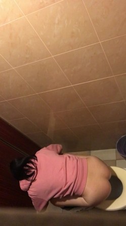 学校图书室厕所偷拍女同学尿尿 每个女同学都对我撅起屁股露出那条小肉缝 截图4