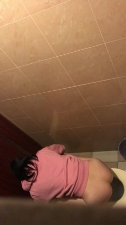 学校图书室厕所偷拍女同学尿尿 每个女同学都对我撅起屁股露出那条小肉缝 截图5