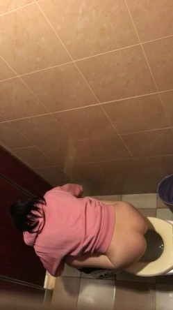 学校图书室厕所偷拍女同学尿尿 每个女同学都对我撅起屁股露出那条小肉缝 截图6
