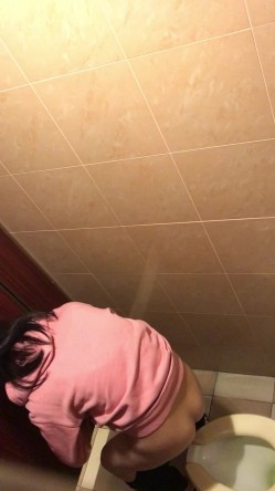 学校图书室厕所偷拍女同学尿尿 每个女同学都对我撅起屁股露出那条小肉缝 截图8