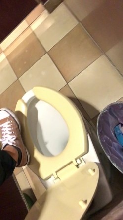学校图书室厕所偷拍女同学尿尿 每个女同学都对我撅起屁股露出那条小肉缝 截图10