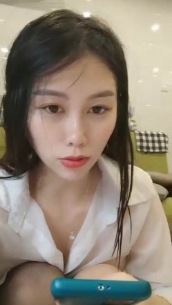 极品高颜冷艳御姐，反差小妈感女主播「金刚护撸娃」「小奶猫」激情淫语撩骚，和姐妹下海大秀，互舔互口假鸡巴互插 截图8