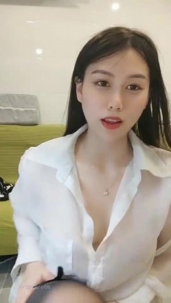 极品高颜冷艳御姐，反差小妈感女主播「金刚护撸娃」「小奶猫」激情淫语撩骚，和姐妹下海大秀，互舔互口假鸡巴互插 截图13