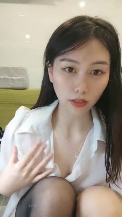 极品高颜冷艳御姐，反差小妈感女主播「金刚护撸娃」「小奶猫」激情淫语撩骚，和姐妹下海大秀，互舔互口假鸡巴互插 截图14