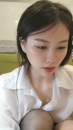 极品高颜冷艳御姐，反差小妈感女主播「金刚护撸娃」「小奶猫」激情淫语撩骚，和姐妹下海大秀，互舔互口假鸡巴互插 截图15