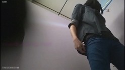 大神潜入大学女厕偷拍舞蹈社团的学妹尿尿换衣 截图1
