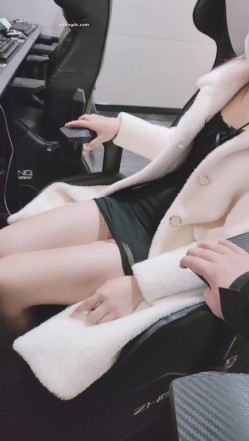 超顶级绿帽博主，【暖暖小淫妻】上，看老婆被各单男干，这么极品的老婆太少见了 截图1