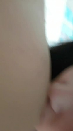 小伙子很漂亮的女盆友，超粉白皙的一线天，真是有福气，女上位、后入干得够爽！ 截图5