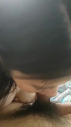 小伙子很漂亮的女盆友，超粉白皙的一线天，真是有福气，女上位、后入干得够爽！ 截图9