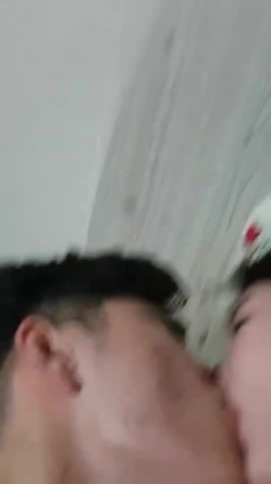 小伙子很漂亮的女盆友，超粉白皙的一线天，真是有福气，女上位、后入干得够爽！ 截图16