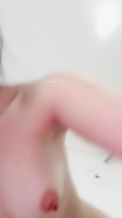 女神尺度突破，颜值小浪蹄子【北京妹妹】下海福利，脸穴同框，道具狂插，爽到喷水 截图9