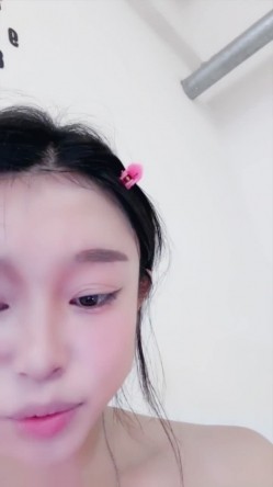 女神尺度突破，颜值小浪蹄子【北京妹妹】下海福利，脸穴同框，道具狂插，爽到喷水 截图13