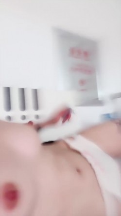 女神尺度突破，颜值小浪蹄子【北京妹妹】下海福利，脸穴同框，道具狂插，爽到喷水 截图16