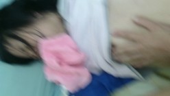黑鸡巴大叔破处学生妹子 怕疼，让她嘴巴咬着毛巾 强制操B 截图6
