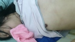 黑鸡巴大叔破处学生妹子 怕疼，让她嘴巴咬着毛巾 强制操B 截图7