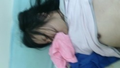 黑鸡巴大叔破处学生妹子 怕疼，让她嘴巴咬着毛巾 强制操B 截图10