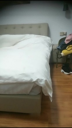 “你的鸡巴真的好大啊,我再换个套子”,性感援交美女被大屌男操的套子都破了还没射,换个新的让他从后面干. 截图3