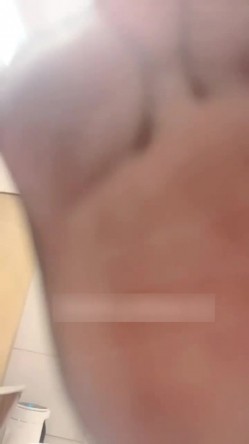 四月最新流出 ️网红抖音巨乳极品车模 【李雅】 5部福利推油 足交 野战 阳台啪啪粉丝酒店约炮 红内全裸一对一 截图11