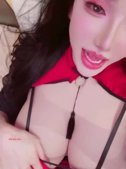穷人女神金主母狗！巨乳绿茶婊【顾灵曦】私拍福利，吃屌车震道具自慰，被土豪无套射了满背 截图1
