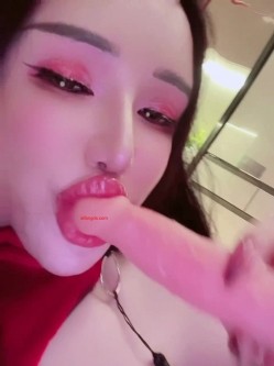 穷人女神金主母狗！巨乳绿茶婊【顾灵曦】私拍福利，吃屌车震道具自慰，被土豪无套射了满背 截图5