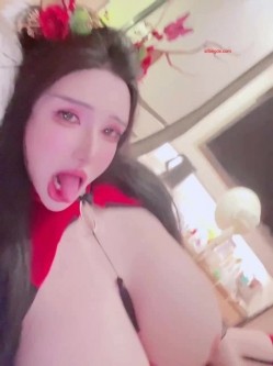 穷人女神金主母狗！巨乳绿茶婊【顾灵曦】私拍福利，吃屌车震道具自慰，被土豪无套射了满背 截图13